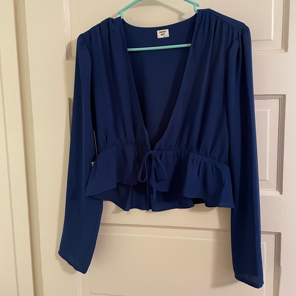 Aritzia Tops - Aritzia Tie Front Blouse Size M